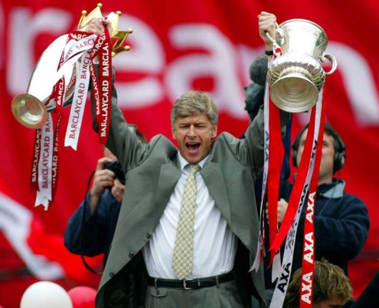arsene holding up cups