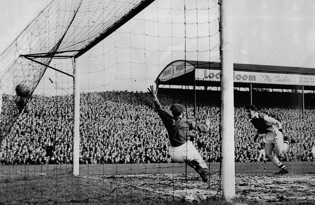 Football F.A. Cup 6th Round 1957: Arsenal V
David Herd heads Ars