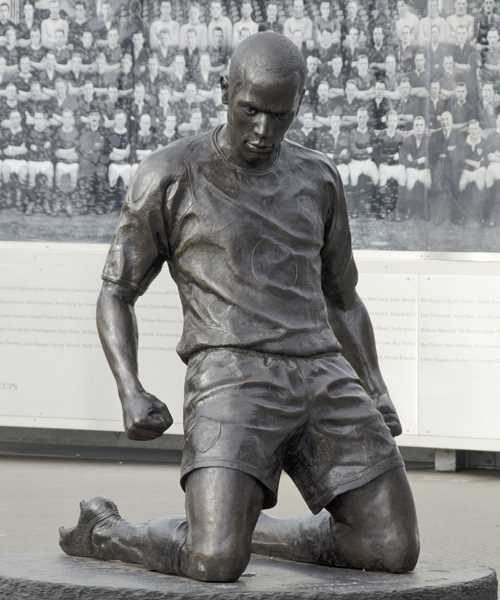 Thierry Henry Statue